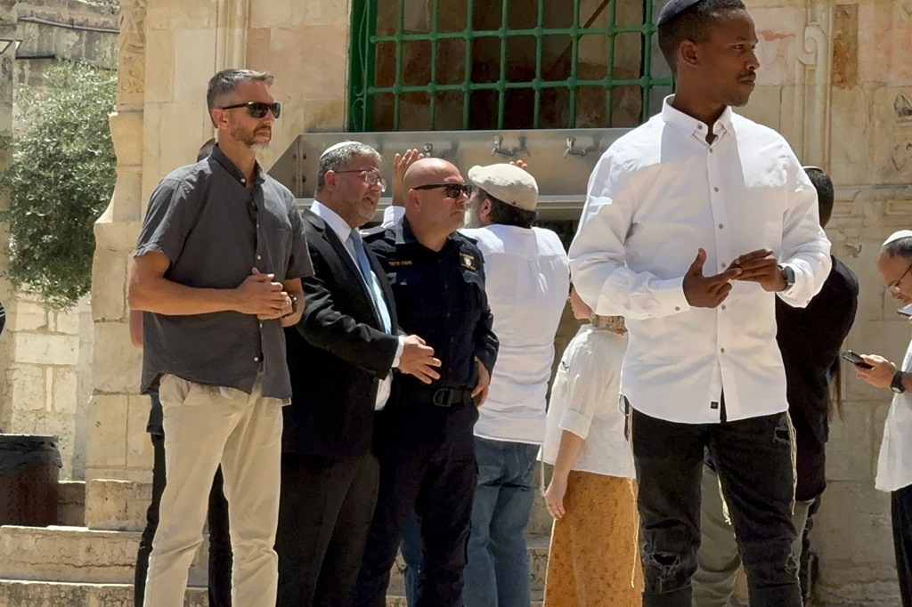 أثناء اقتحام المتطرف بن غفير المسجد الأقصى المبارك